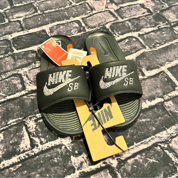 Bling Nike SB Rhinestone Slides Black Crystal NWT Women’s size 7.5 Mens 6 Custom - Picture 5 of 5